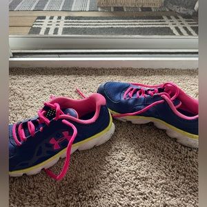 Big Kid size 7 Under Armour tennis shoes.. gently used,